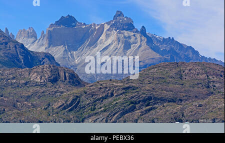 Cuernos del Paine (corna di blu) nel Parco Nazionale Torres del Paine nella Patagonia cilena. Foto Stock