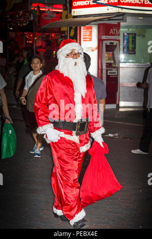 Babbo Natale in strada pedonale, Pattaya, Thailandia Foto Stock