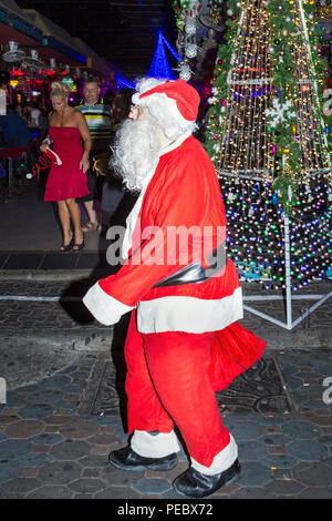 Babbo Natale in strada pedonale, Pattaya, Thailandia Foto Stock