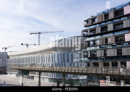 La Defense Arena e l'edificio residention l'uno a Parigi, Francia. Foto Stock