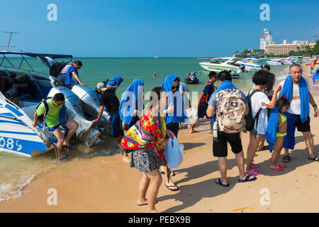 I turisti cinesi di ritorno dal viaggio in barca, Pattaya, Thailandia Foto Stock