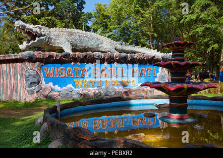East Java, Indonesia - 10 Luglio 2018: Bajul Mati (morto) coccodrillo mare Spiaggia e parco ricreativo segno bordo popolare luogo da visitare per le vacanze in famiglia Foto Stock