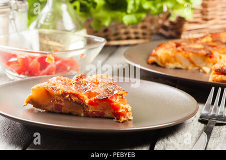 La tortilla de patatas. Frittata spagnola con salsiccia chorizo, patate, paprica e uovo, accompagnato da olio d'oliva. La cucina spagnola Foto Stock