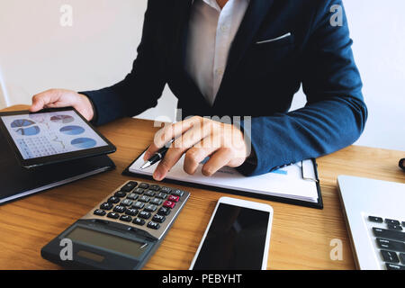 Imprenditore utilizzando il tablet PC alla situazione sul mercato valore , la concezione di business. Foto Stock