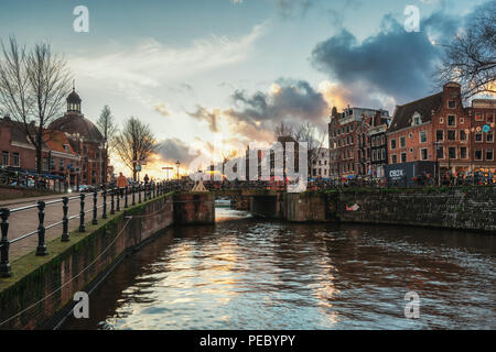 Amsterdam, Paesi Bassi, 26 Dicembre 2017: il ponte sul canale Singel nel centro storico di Amsterdam. Foto Stock