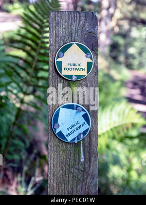 Segni sul palo di legno che mostra sentiero pubblico e pubblica Bridleway, Yorkshire Dales, Inghilterra, Regno Unito. Foto Stock