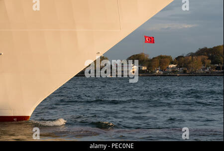 Prua della Queen Elizabeth crociera sul Bosforo Istanbul Turchia con bandiera turca in background Foto Stock
