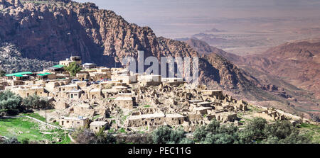 Panoramica del villaggio di Dana sul bordo della Dana Riserva Naturale in Giordania, con il Wadi Araba e il deserto di Israele in background. Foto Stock