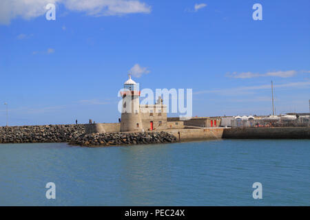 Porto di Howth Faro, costruito originariamente nel 1817, fu costruita come parte della difesa costiera, è un Martello Tower. Foto Stock