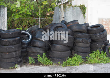 Pile di usati, pneumatici scartati Foto Stock