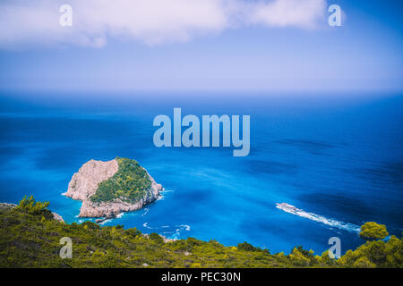 Zante fantastica costiera occidentale vista con bianca scogliera. Bianco nave turistica vela piena velocità su open azzurro mare acqua sotto bella cloudscape Foto Stock