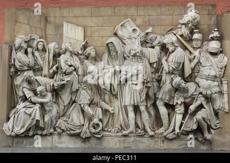 Ingresso trionfale di David a Gerusalemme dopo aver ucciso Golia rappresentato nel marmo originale altorilievo da scultore russo Alexander Loganovsky (1847-1849) dalla Cattedrale di Cristo Salvatore, ora sul display nel monastero Donskoy di Mosca, Russia. Foto Stock