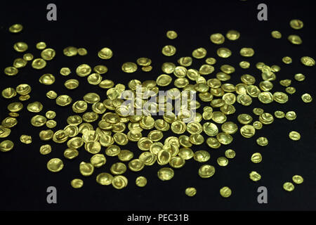 Celtic golden monete dal tesoro trovato in Starý Kolín vicino a Praga sul display nella mostra dedicata ai celti nel Museo Nazionale (Národní muzeum) a Praga, Repubblica Ceca. La mostra che presenta l'età del ferro artefatti del La Tène cultura corre fino al 24 febbraio 2019. Foto Stock