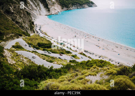 Strada a serpentina portano alla famosa spiaggia di Myrtos. La maggior parte ha visitato posto a Cefalonia durante la crociera viaggio viaggi Foto Stock