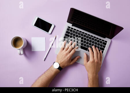 Ritagliato colpo di Uomo con laptop al lavoro sulla superficie di rosa per il mockup Foto Stock