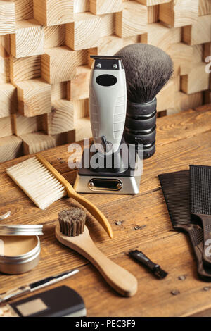 Vista ravvicinata della serie professionale di barbiere strumenti sul ripiano di legno in Barberia Foto Stock