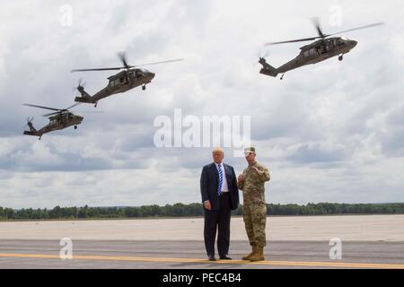 Presidente Trump e il Mag. Gen. Walter E. Piatt, comandante della decima divisione di montagna (LI), visualizzare un assalto dell'aria e la pistola di dimostrazione raid a Fort Drum, New York, il 13 agosto. La dimostrazione è stata parte del Presidente Trump's visita alla decima divisione di montagna (LI) di firmare la difesa nazionale atto di autorizzazione del 2019, che aumenta l'esercito autorizzato active-dazio resistenza finale da 4.000 che ci consenta di campo capacità critiche a sostegno della difesa nazionale strategia. (U.S. Esercito foto di Sgt. Thomas Scaggs) 20180813-A-TZ475-015 Foto Stock