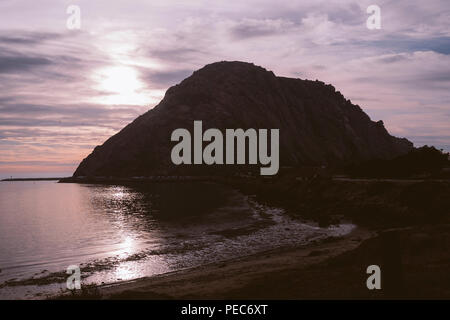 Sun dietro Morro Rock Foto Stock