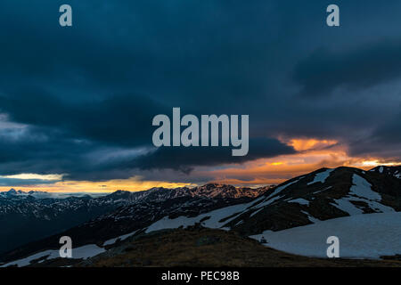 Alba sulle montagne altoatesine con drammatica nuvole, Alpi Sarentine, di San Martino in Val Sarentino Alto Adige - Italia Foto Stock