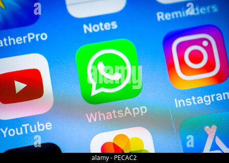 Whatsapp, messenger icona app su iPhone, iOS, lo schermo dello smartphone, display close-up, dettaglio, Germania Foto Stock