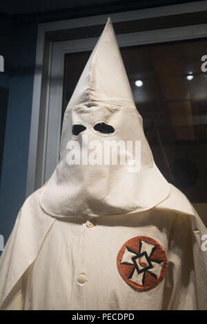 Klu Klux Klan robe sul display come una parte del 'con libertà e giustizia per tutti" presentano presso la Henry Ford Museum, Dearborn, Michigan. Foto Stock