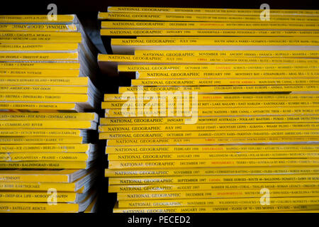 Pile di National Geographic riviste Foto Stock