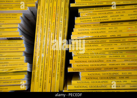 Pile di National Geographic riviste Foto Stock