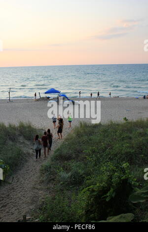 Tranquilla e rilassante, sera spiaggia di scena a McKinley Beach, a livello di Unione europea Pier, Michigan. Foto Stock