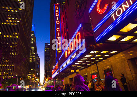 NEW YORK CITY - 28 settembre 2018: luci luminose della Radio City Music Hall come segno visibile di notte dal marciapiede, Foto Stock