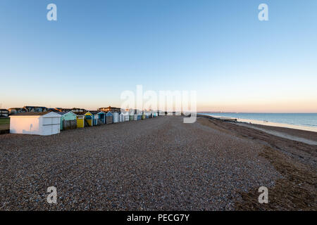 Sud Lancing è una spiaggia di ciottoli tra Shoreham-da-mare e Worthing Foto Stock