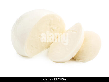 Fette di mozzarella di bufala isolato su sfondo bianco con percorso di clipping. Foto Stock