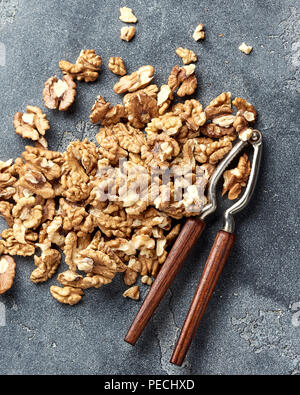 Gherigli di noce e schiaccianoci. Vista dall'alto. Foto Stock