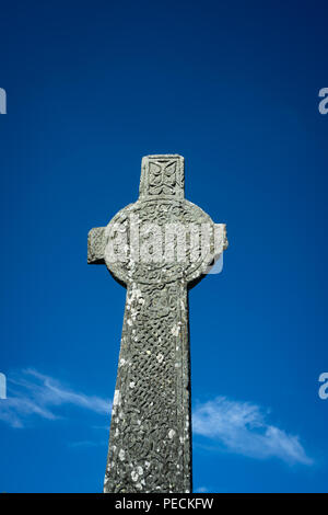Antica Croce celtica vicino all'Abbazia sull'Isola di Iona, Scotland, Regno Unito Foto Stock