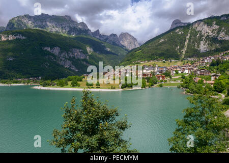 Villaggio e il lago di Molveno ai piedi delle Dolomiti di Brenta in western Trentino Alto Adige, Italia Foto Stock