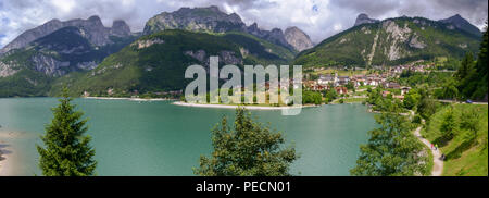 Villaggio e il lago di Molveno ai piedi delle Dolomiti di Brenta in western Trentino Alto Adige, Italia Foto Stock