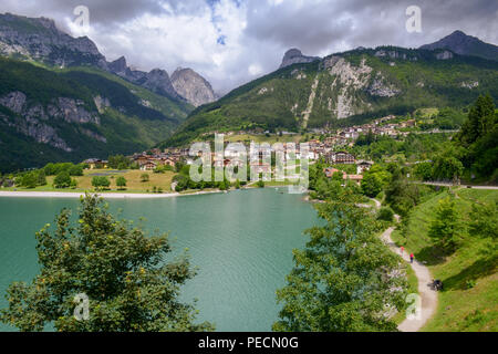 Villaggio e il lago di Molveno ai piedi delle Dolomiti di Brenta in western Trentino Alto Adige, Italia Foto Stock