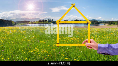 Modello di casa nel bellissimo paesaggio Foto Stock