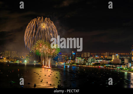 Splendidi fuochi artificiali sulla baia della città di Pattaya in Thailandia Foto Stock