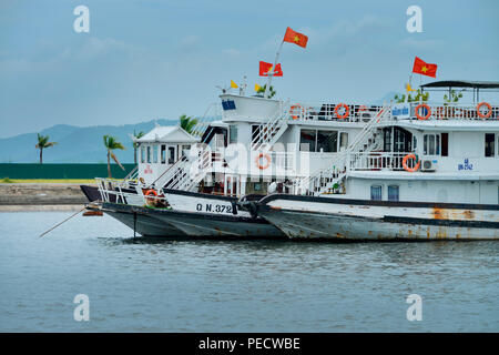 Dschunken, Halong-Bucht, Vietnam Foto Stock