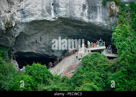 Hang Sung Sot Hoehle, Halong-Bucht, Vietnam Foto Stock