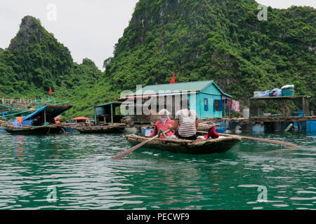 Fischerboot, schwimmendes Fischerdorf, Halong-Bucht, Vietnam Foto Stock