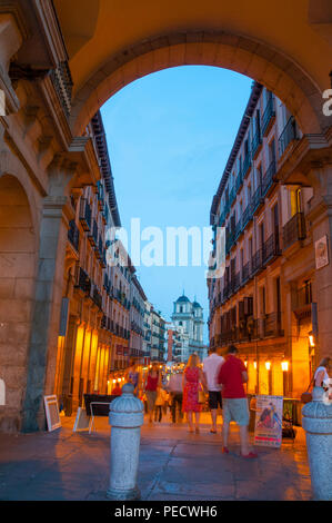 Via Toledo visto dalla Plaza Mayor, Vista notte. Madrid, Spagna. Foto Stock