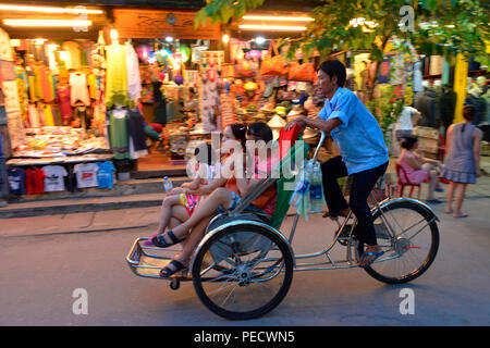 Fahrradrikscha, Touristen, Nguyen Thai Hoc, Hoi An, Vietnam Foto Stock