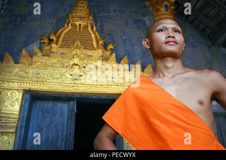 Incredibile ritratto del debuttante buddista giovane monaco in Wat Xieng Thong monastero a Luang Prabang, Laos Foto Stock