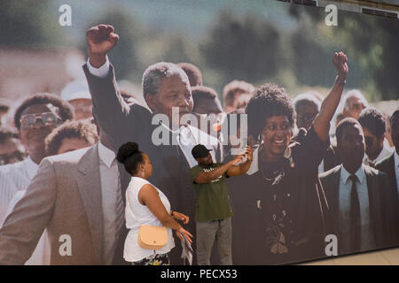 I visitatori di Nelson Mandela centenario mostra presso il rinnovato Queen Elizabeth Hall South Bank Centre,Londra,l'Inghilterra,UK Foto Stock