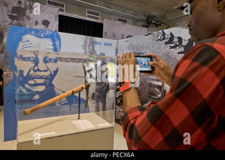 I visitatori di Nelson Mandela centenario mostra presso il rinnovato Queen Elizabeth Hall South Bank Centre,Londra,l'Inghilterra,UK Foto Stock