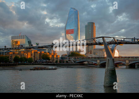 Uno Blackfriars, South Bank Tower e il Millennium Bridge di Londra fotografato durante il tramonto Foto Stock