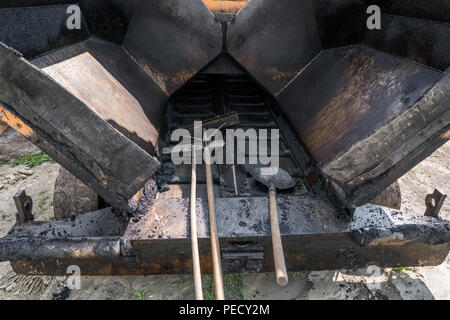 Dettagli del vuoto lastricatore di asfalto macchina durante la costruzione di strade e lavori di riparazione Foto Stock