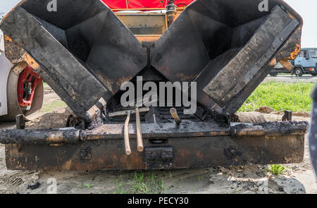 Dettagli del vuoto lastricatore di asfalto macchina durante la costruzione di strade e lavori di riparazione Foto Stock