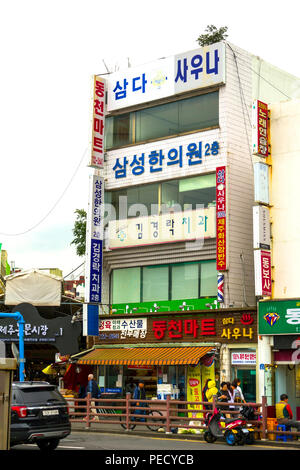 Shopping street Jeju Island Corea del Sud Asia stretto Foto Stock